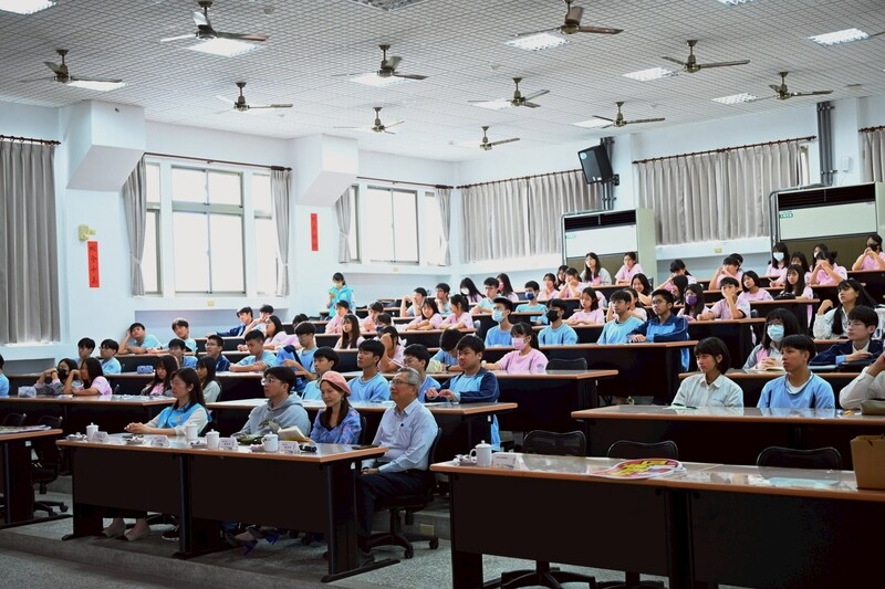 LINE_ALBUM_0515魏嘉彥返母校四維高中　支持文學創作鼓勵學子寫詩追夢_花蓮市長魏嘉彥日_250516_5_0f5af.jpg